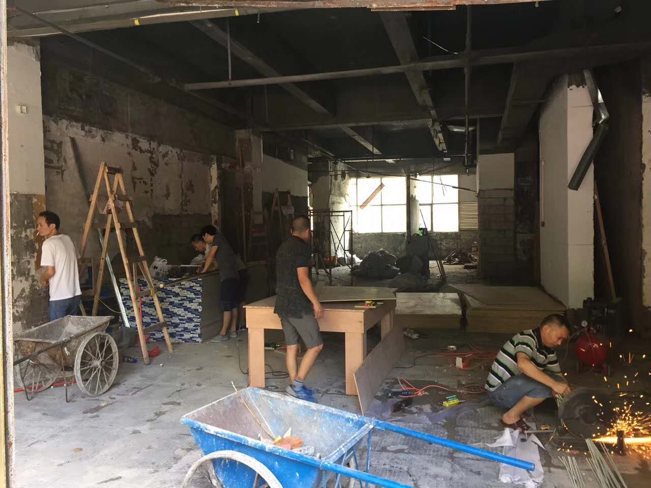 防水是家庭装修中非常重要的一个环节,同其它隐蔽工程一样,装修时易被业主忽视。一般情况下,楼房中的卫生间、浴室和厨房的地面