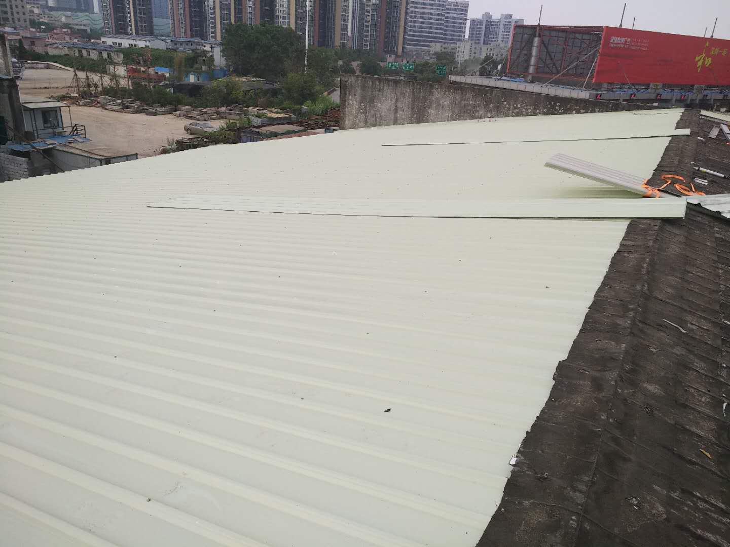 深圳市华南城仓库铁皮瓦翻新